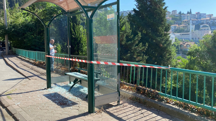 Otobüs durağına saldırı… Durağın camları kırıldı, kimyasal madde bulundu! - Resim : 1