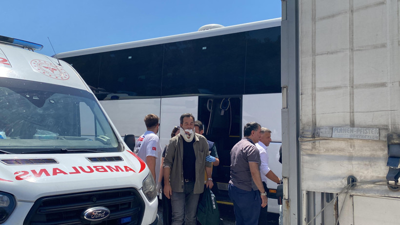 2 tır ve yolcu otobüsü birbirine girdi: 1'i ağır 3 yaralı - Resim : 3