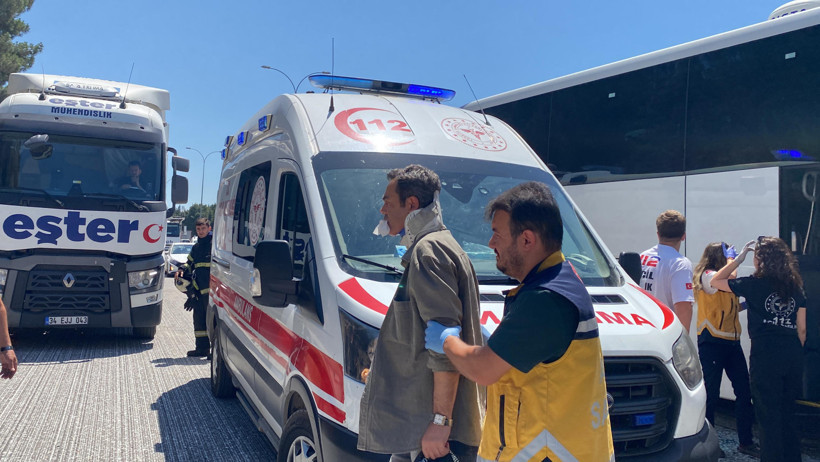 2 tır ve yolcu otobüsü birbirine girdi: 1'i ağır 3 yaralı - Resim : 7