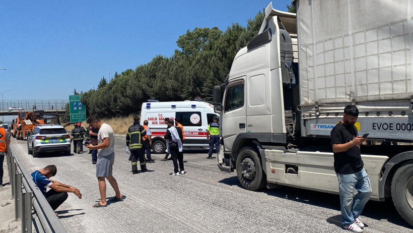 2 tır ve yolcu otobüsü birbirine girdi: 1'i ağır 3 yaralı - Resim : 6