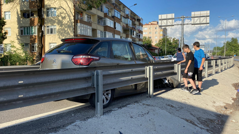 D-100'de korkutan kaza... Savrularak ters döndü! - Resim : 2