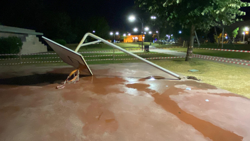 Defalarca bildirilmiş... Basketbol potası bir gencin üzerine devrildi! - Resim : 3