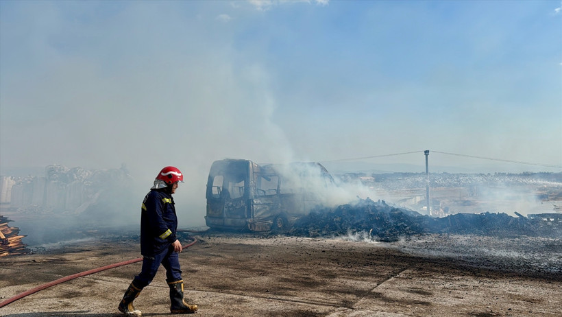 Palet fabrikasında çıkan yangında ekipler seferber oldu! - Resim : 3