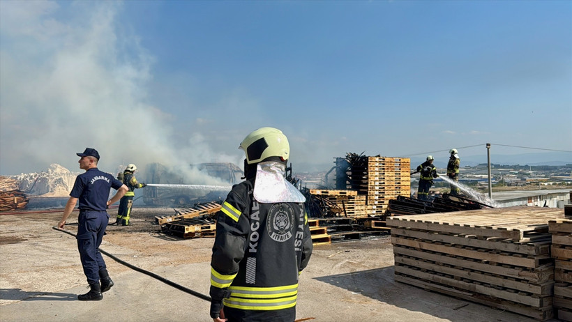 Palet fabrikasında çıkan yangında ekipler seferber oldu! - Resim : 2