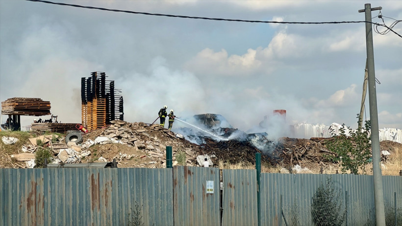 Palet fabrikasında çıkan yangında ekipler seferber oldu! - Resim : 1