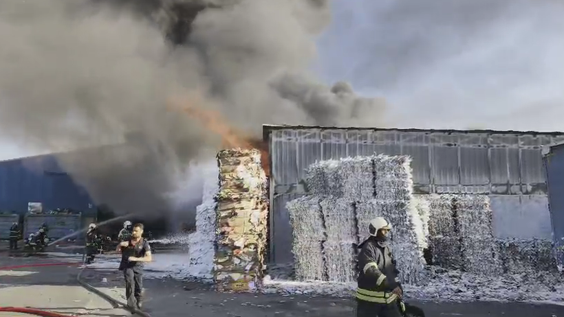 Kocaeli'de geri dönüşüm fabrikası alev alev yandı! - Resim : 1