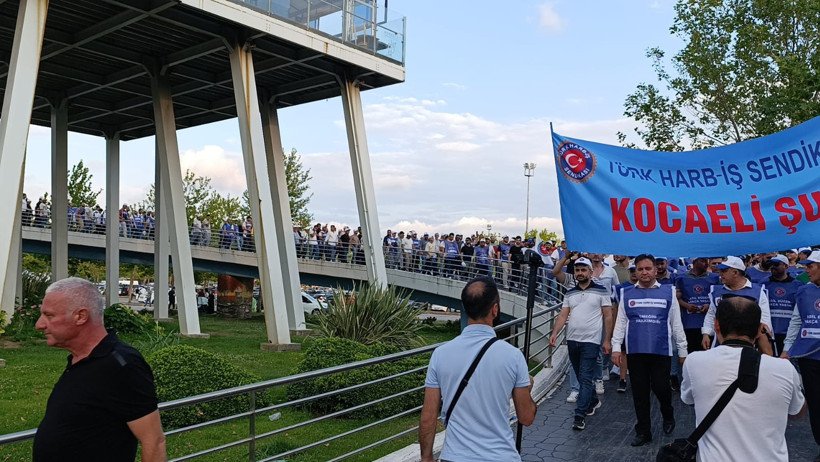 Yüzde 17'lik zam teklifine büyük tepki; İşçiler İzmit’te yürüyüş düzenledi - Resim : 6