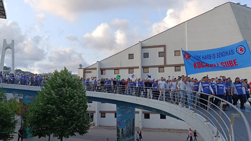 Yüzde 17'lik zam teklifine büyük tepki; İşçiler İzmit’te yürüyüş düzenledi - Resim : 1
