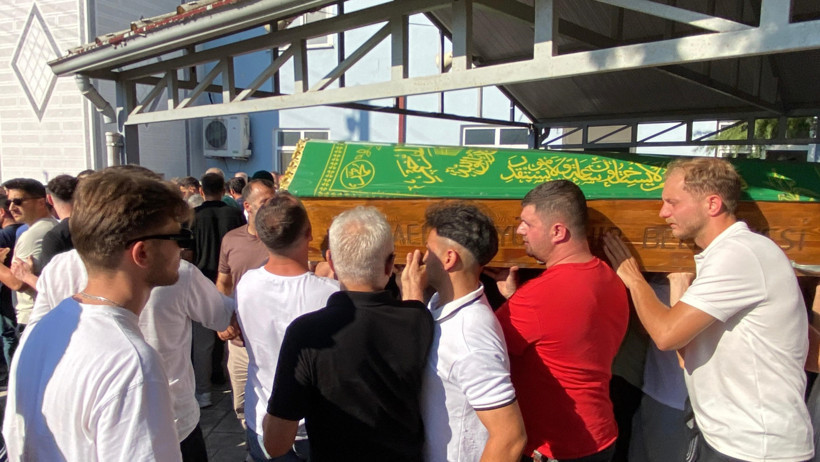 Yaşam savaşını kaybetmişti... Son yolculuğuna uğurlandı - Resim : 1