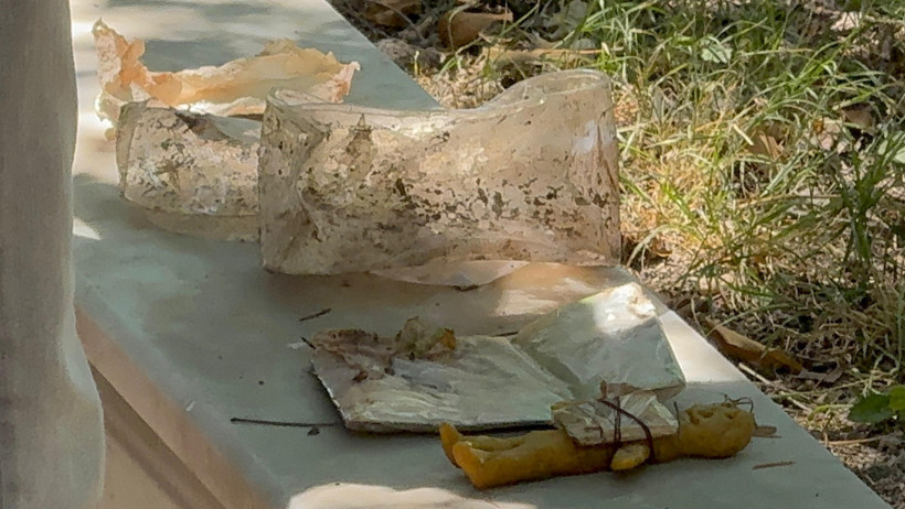 Mezarda bal mumundan yapılmış bebek ve bebeğe sarılı muska bulundu - Resim : 1