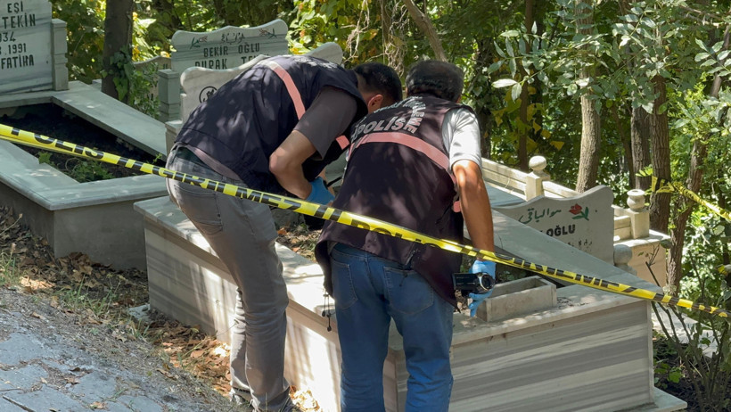 Mezarda bal mumundan yapılmış bebek ve bebeğe sarılı muska bulundu - Resim : 2