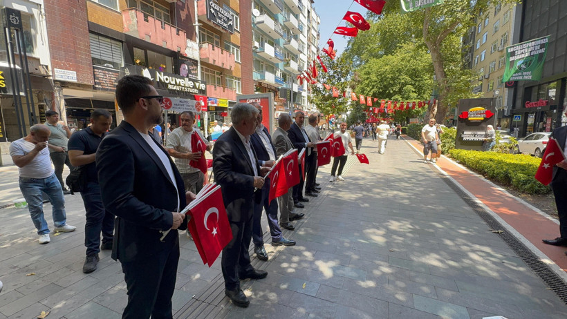 MHP İzmit’te bayrak dağıttı, şehitleri andı! - Resim : 3
