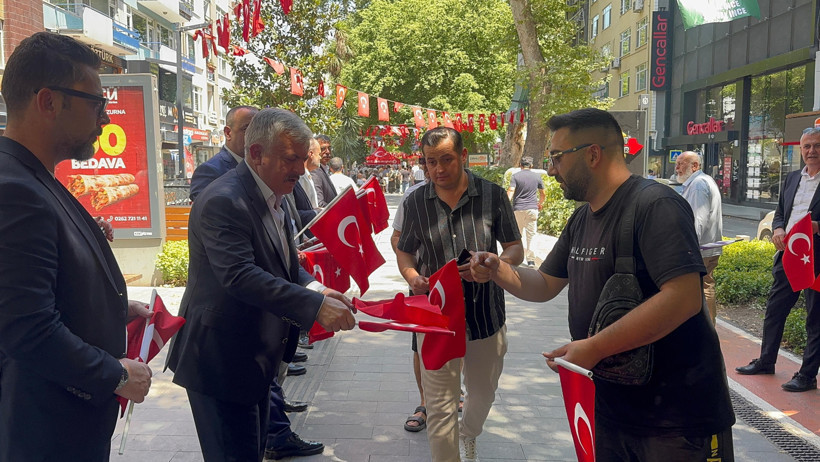 MHP İzmit’te bayrak dağıttı, şehitleri andı! - Resim : 6
