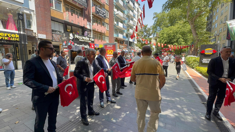 MHP İzmit’te bayrak dağıttı, şehitleri andı! - Resim : 2