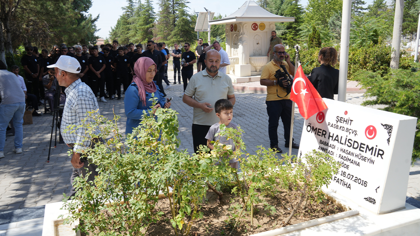 Şehit Ömer Halisdemir kabri başında anıldı - Resim : 3