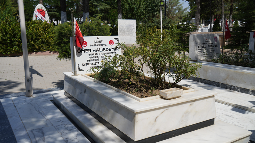 Şehit Ömer Halisdemir kabri başında anıldı - Resim : 2