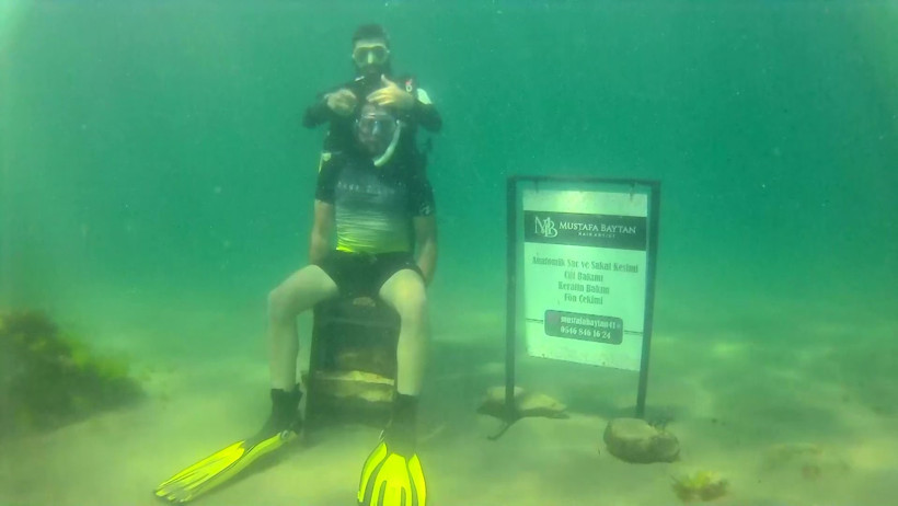 "Yapamazsın" diyenlere inat deniz altında tıraş etti! - Resim : 1