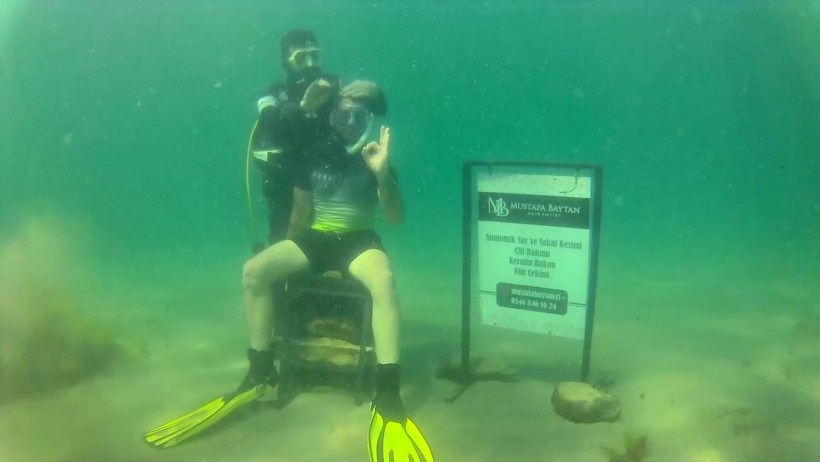 "Yapamazsın" diyenlere inat deniz altında tıraş etti! - Resim : 5