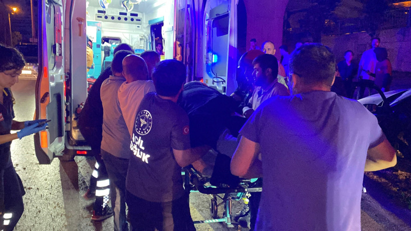 Köprü ayağına çarptı: 2 yaralı - Resim : 1