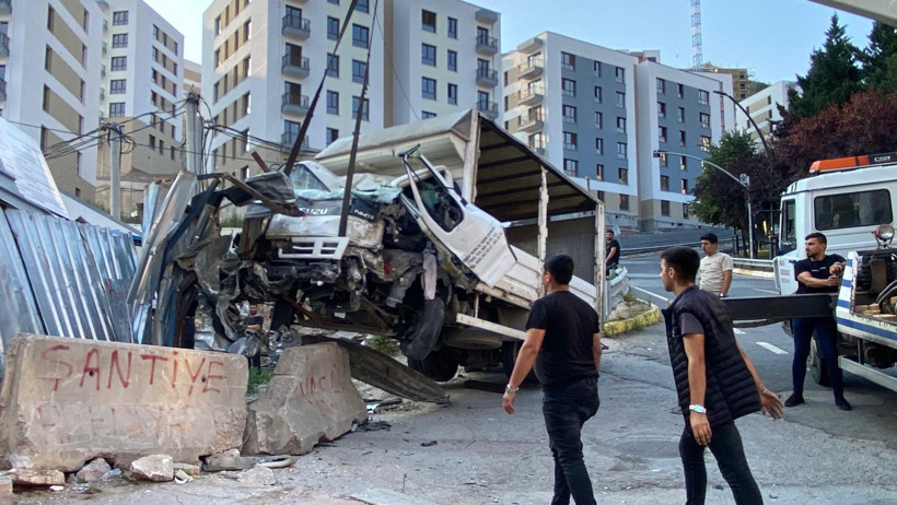 Santral Yokuşu'nda kaza... Sürücü araçta sıkıştı! - Resim : 4