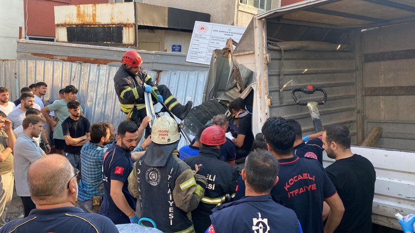 Santral Yokuşu'nda kaza... Sürücü araçta sıkıştı! - Resim : 1