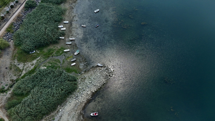 Su miktarı "kritik" seviyenin altına düşen Sapanca Gölü'ndeki kalıntılar ortaya çıktı - Resim : 1