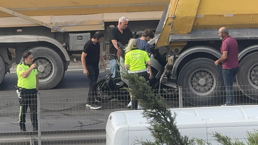 Kocaeli'de feci kaza: Kamyonla otomobil arasına sıkıştı! - Resim : 4