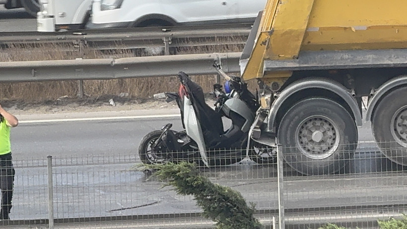Kocaeli'de feci kaza: Kamyonla otomobil arasına sıkıştı! - Resim : 5