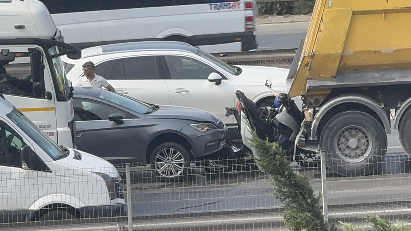 Kocaeli'de feci kaza: Kamyonla otomobil arasına sıkıştı! - Resim : 3