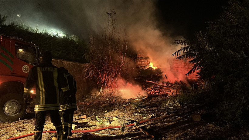 Alevlere teslim olan 3 ev kullanılmaz hale geldi! - Resim : 3