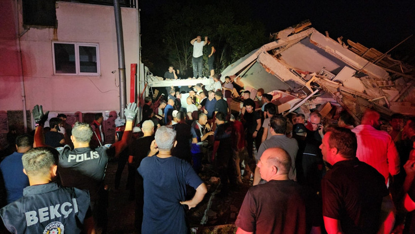 Sağlık Bakanı Kemal Memişoğlu'ndan deprem açıklaması: 4 kişi yaralandı - Resim : 1