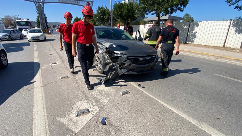 Kocaeli'de korkutan kaza: İki otomobil birbirine girdi! - Resim : 1