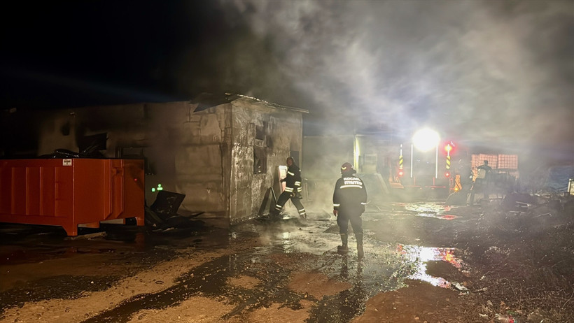 Alevler geceyi aydınlattı... Mermerit atölyesi alev alev yandı - Resim : 1