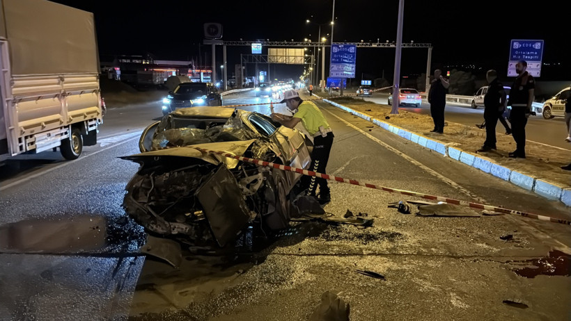 Bariyere çarpan otomobil metrelerce sürüklendi! - Resim : 1