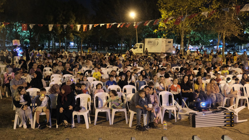 Çocuklar açık hava sinemasının keyfini yaşadı - Resim : 1