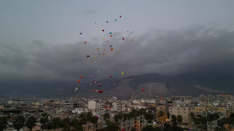 Babasının sosyal medya paylaşımı üzerine gökyüzü, Yağmur’un umut balonlarıyla rengarenk oldu - Resim : 1