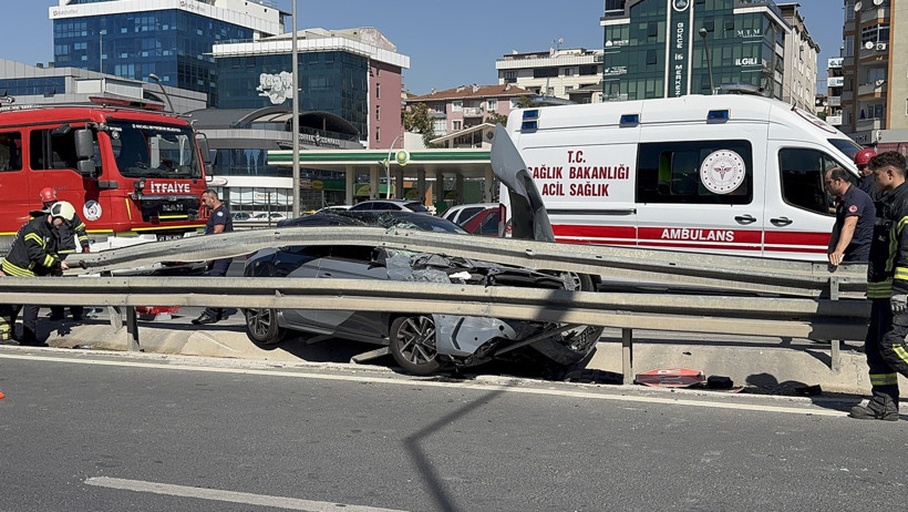 Kamyon ile çarpıştı bariyerlerin altına girdi: 2 yaralı - Resim : 3
