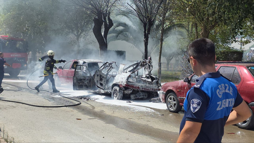 Kocaeli’de korku dolu anlar; Yanan iki otomobil patladı! - Resim : 2