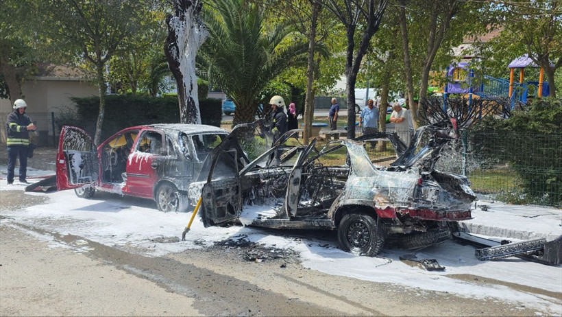 Kocaeli’de korku dolu anlar; Yanan iki otomobil patladı! - Resim : 1