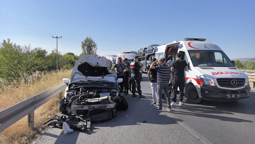 Korkutan kaza! Otomobil traktöre çarptı... - Resim : 2