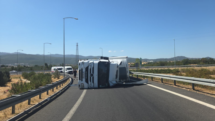 TIR devrildi, olan sürücülere oldu! - Resim : 1