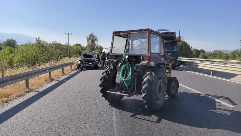 Korkutan kaza! Otomobil traktöre çarptı... - Resim : 1