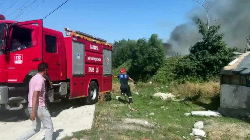 Komşuda çıkan yangın paniğe sebep oldu! - Resim : 2