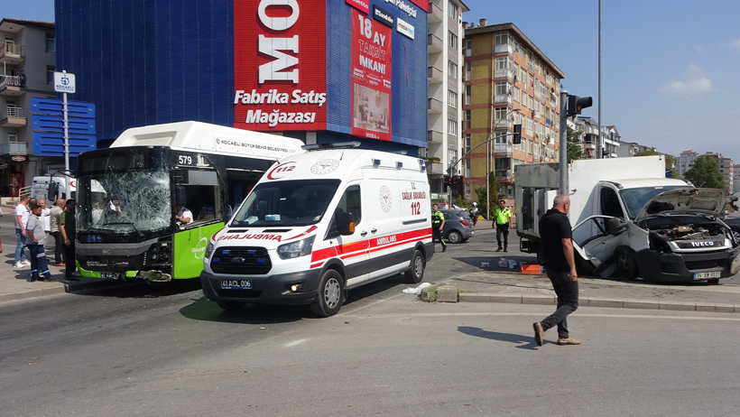 Kocaeli'de trafik faciası: Kamyon halk otobüsüyle çarpıştı! - Resim : 2