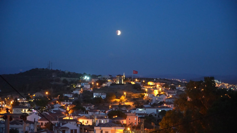 "Kanlı ay" tutulması heyecan uyandırdı... Fotoğrafçılardan yoğun çaba! - Resim : 2