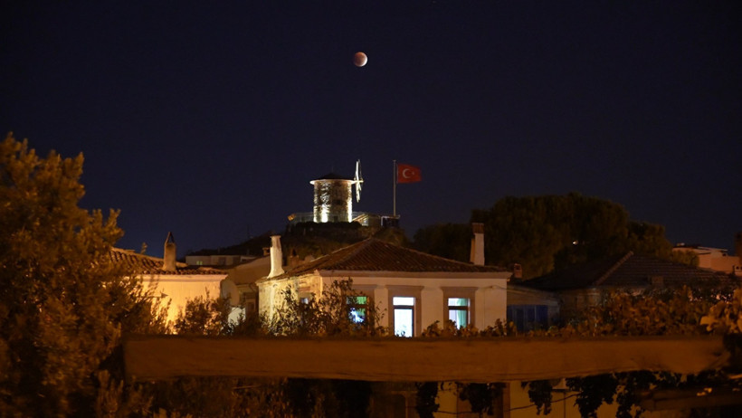 "Kanlı ay" tutulması heyecan uyandırdı... Fotoğrafçılardan yoğun çaba! - Resim : 1