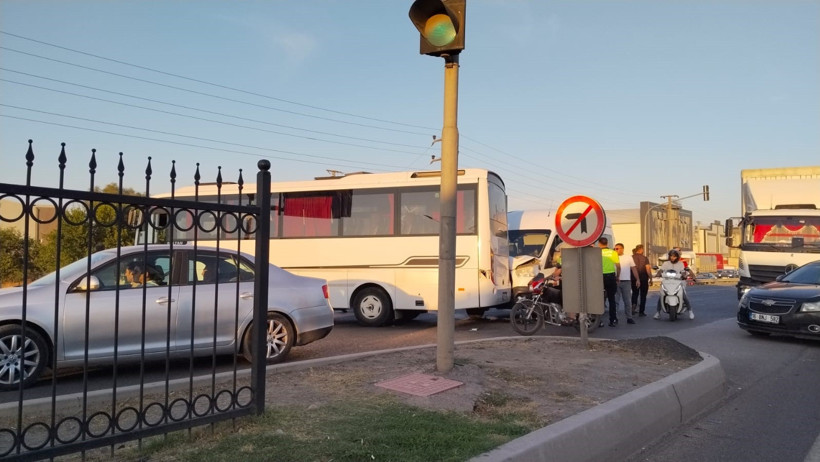 Korkutan kaza! İşci servisi ile yolcu minibüsü çarpıştı - Resim : 1