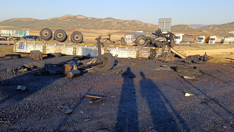 Ortalık savaş alanı! TIR'ın freni patladı! - Resim : 1