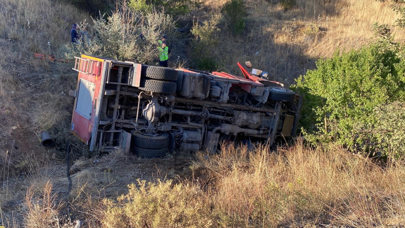 Korkutan kaza! Yangına giden itfaiye aracı şarampole yuvarlandı! - Resim : 1