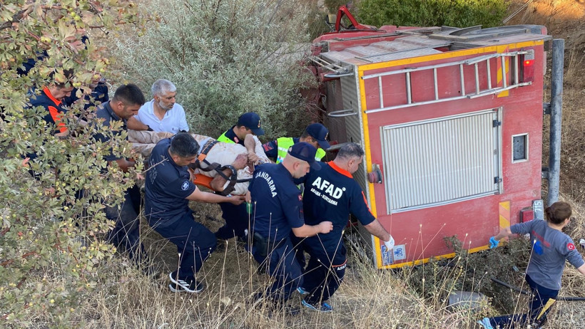 Korkutan kaza! Yangına giden itfaiye aracı şarampole yuvarlandı! - Resim : 2